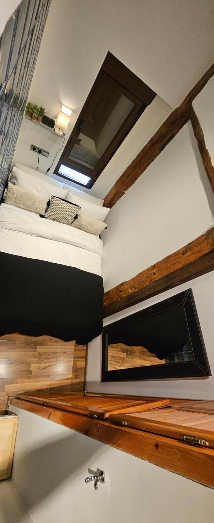 Pequeno Apartamento En El Centro De Madrid Bilik gambar