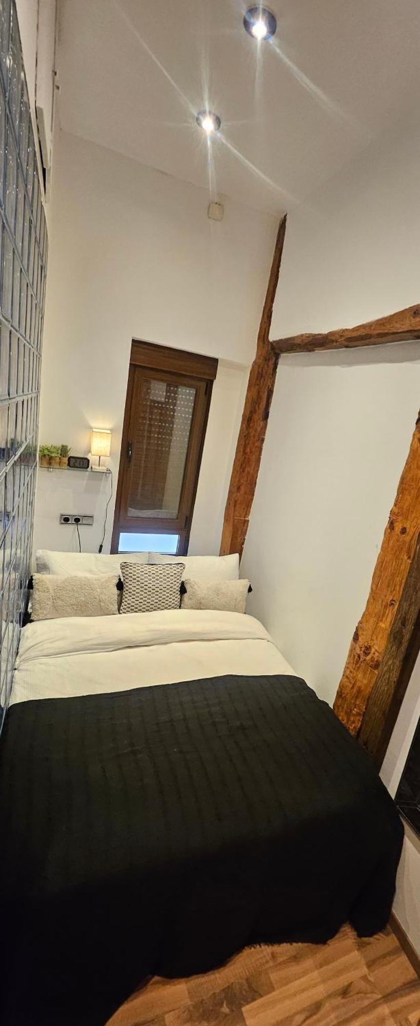 Pequeno Apartamento En El Centro De Madrid Bilik gambar
